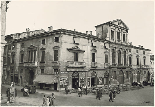 Vicenza - Piazza Castello  - Palazzo Piovini 1950