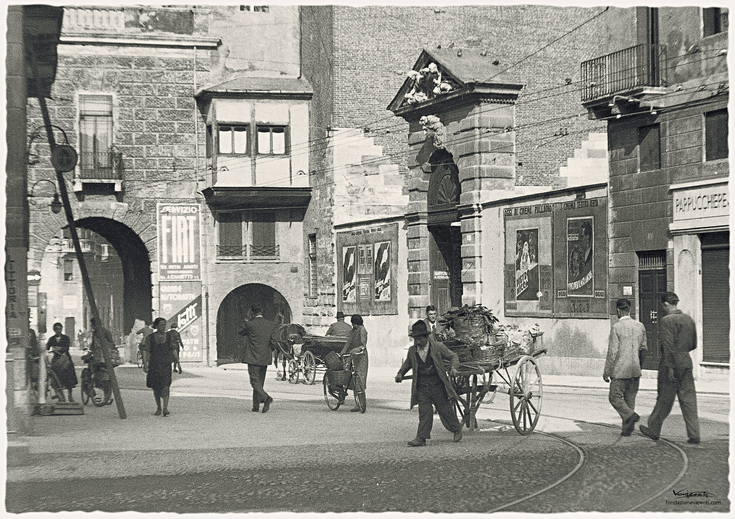 Vicenza - Piazza Castello  - Uomo con carretto