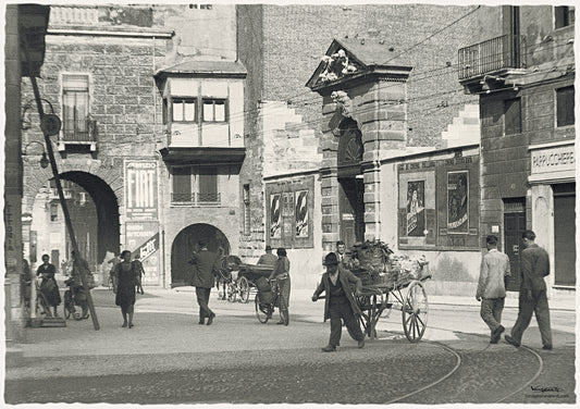 Vicenza - Piazza Castello  - Uomo con carretto